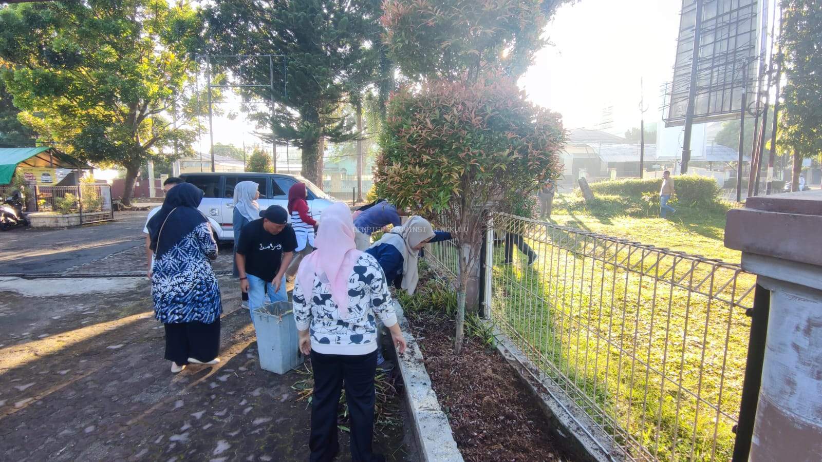 DPMPTSP Provinsi Bengkulu Laksanakan Gotong Royong Serentak Dukung Gerakan Radin Inten Asri